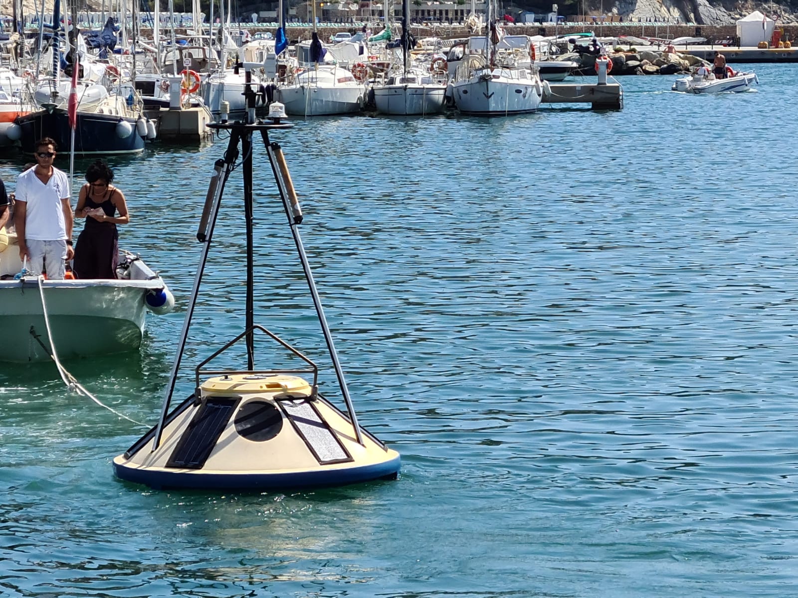 Scopri di più sull'articolo Ambiente: Torna in acqua a Capo Mele la boa meteo-marina di Arpal