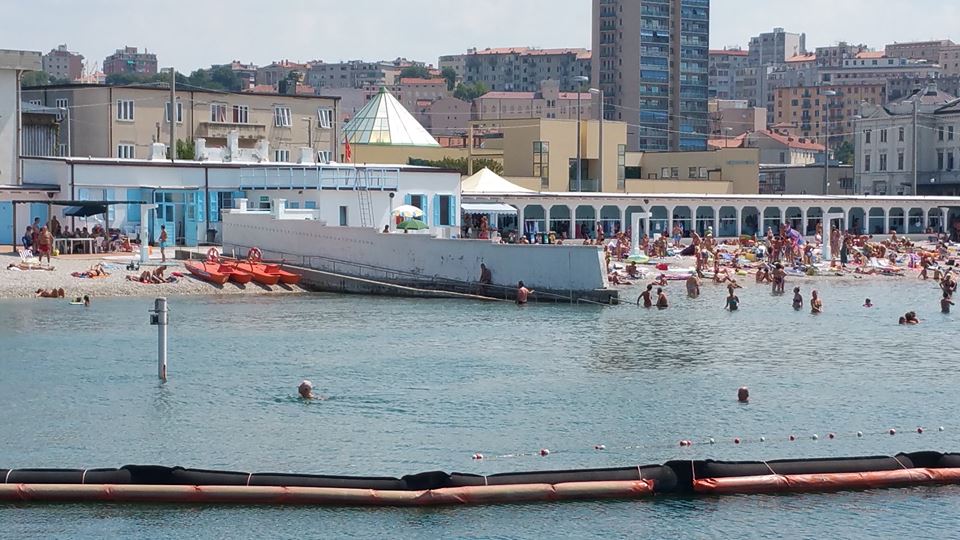 Al momento stai visualizzando Riapre a Trieste il Pedocin, spiaggia divisa tra uomini e donne da un muro