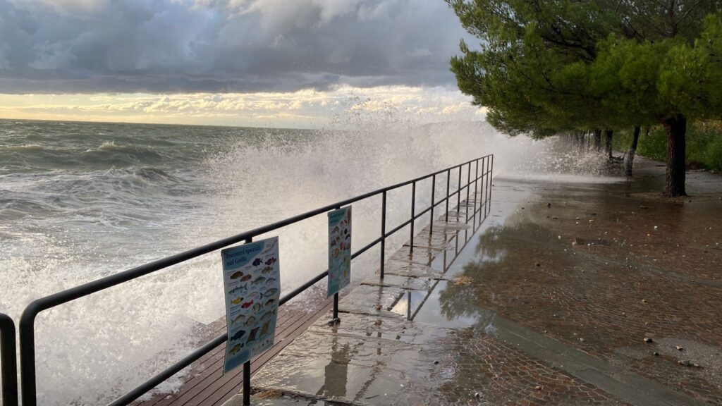 Al momento stai visualizzando Danni da mareggiate, Regione Fvg anticipa ristori ai balneari