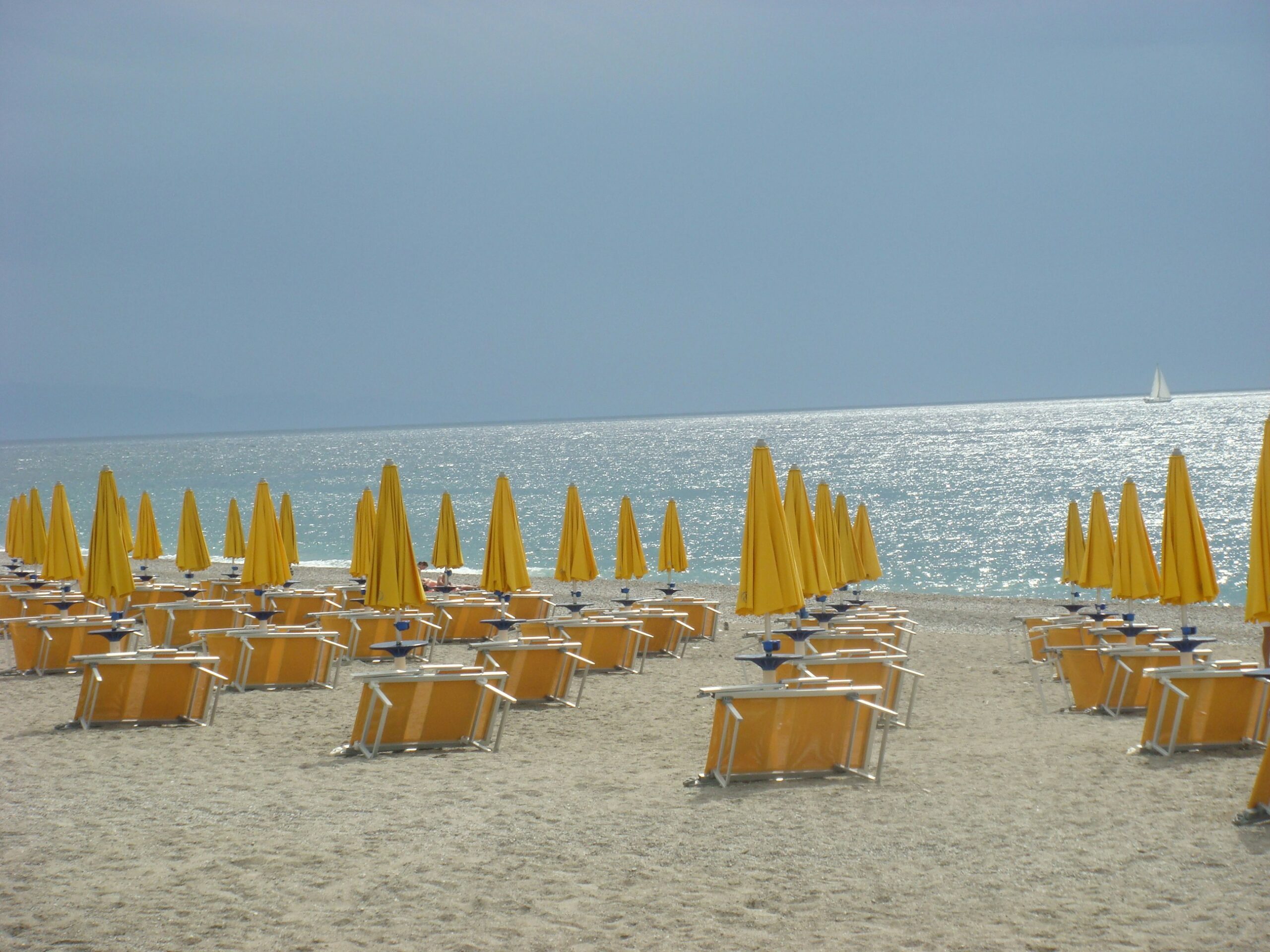 Al momento stai visualizzando Turismo: spiagge e riviere motore dell’estate. Tra giugno e agosto nei comuni balneari italiani previsti 20,7 milioni di arrivi e oltre 110 milioni di presenze