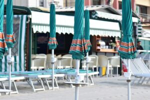 beach, sea, vacation, italy, nature, alassio, liguria, by the sea, vacations, coast, deck chairs, umbrellas, deck chair, sand, sandy beach, sunbathing, empty, kiosk