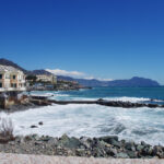 Responsabilità di Comune e Regione per danni da erosione marina: l’art. 2051 c.c. e l’omessa vigilanza nella sent. n. 28278/2025 della Cassazione