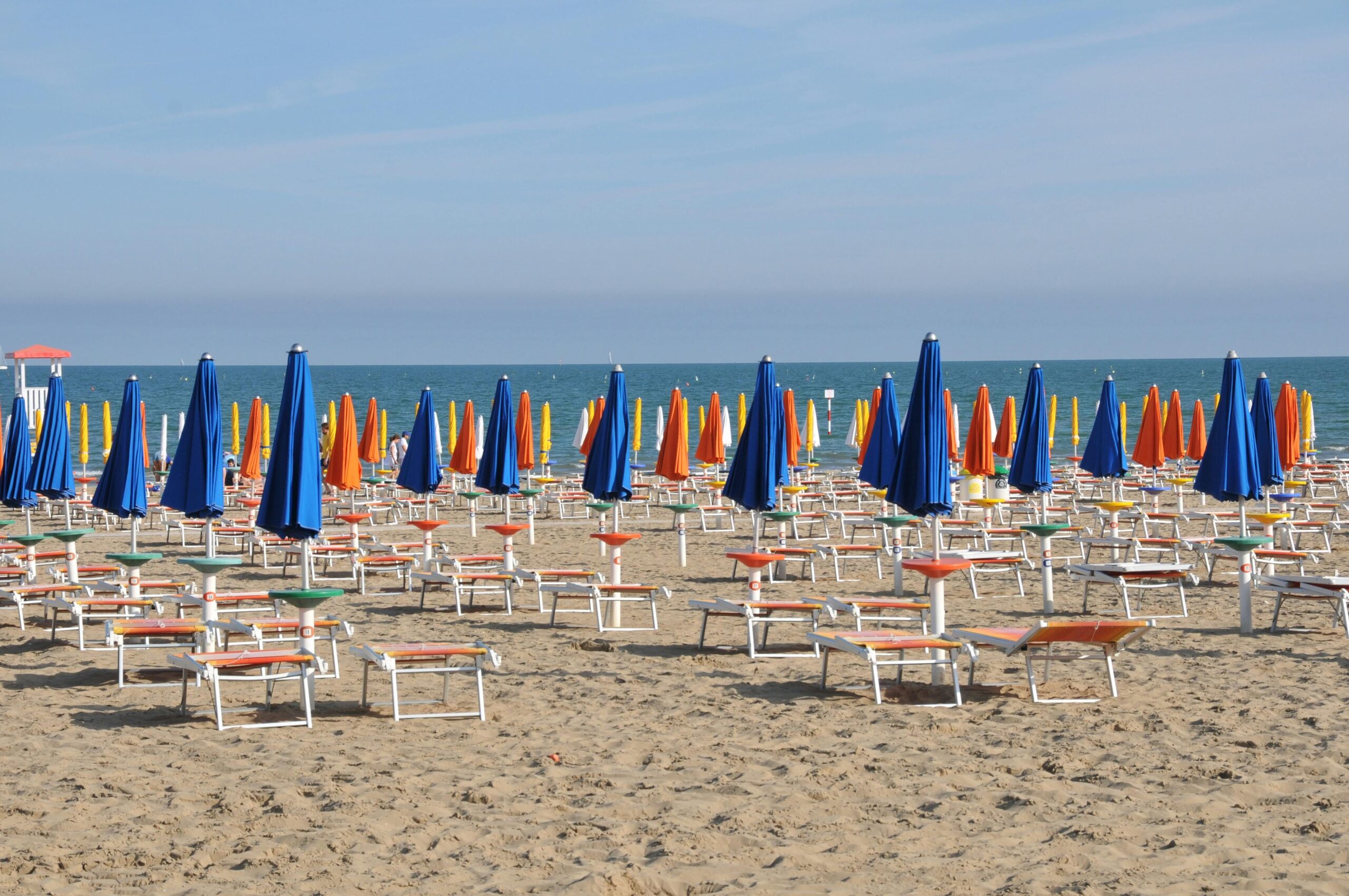 Al momento stai visualizzando SIB: Corretta applicazione della Bolkestein e proroghe balneari, alcune efficaci al 2033 e termine al 2027 legittimo