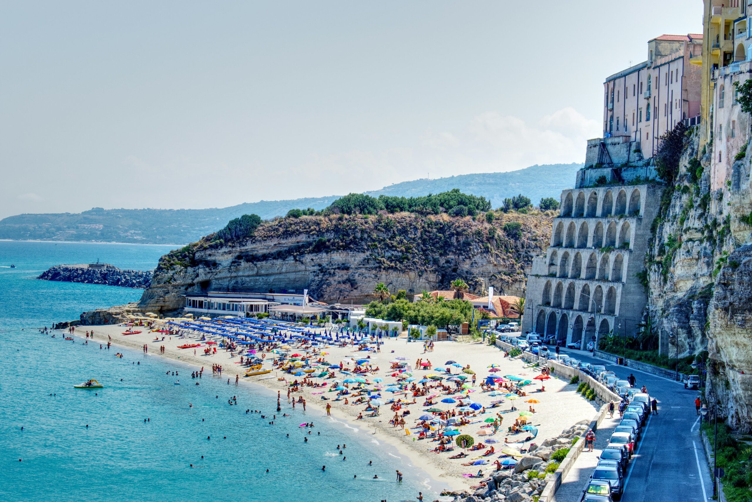 Al momento stai visualizzando Calabria, la mossa sui balneari: proroghe fino a 5 anni per salvare l’estate e bloccare le gare
