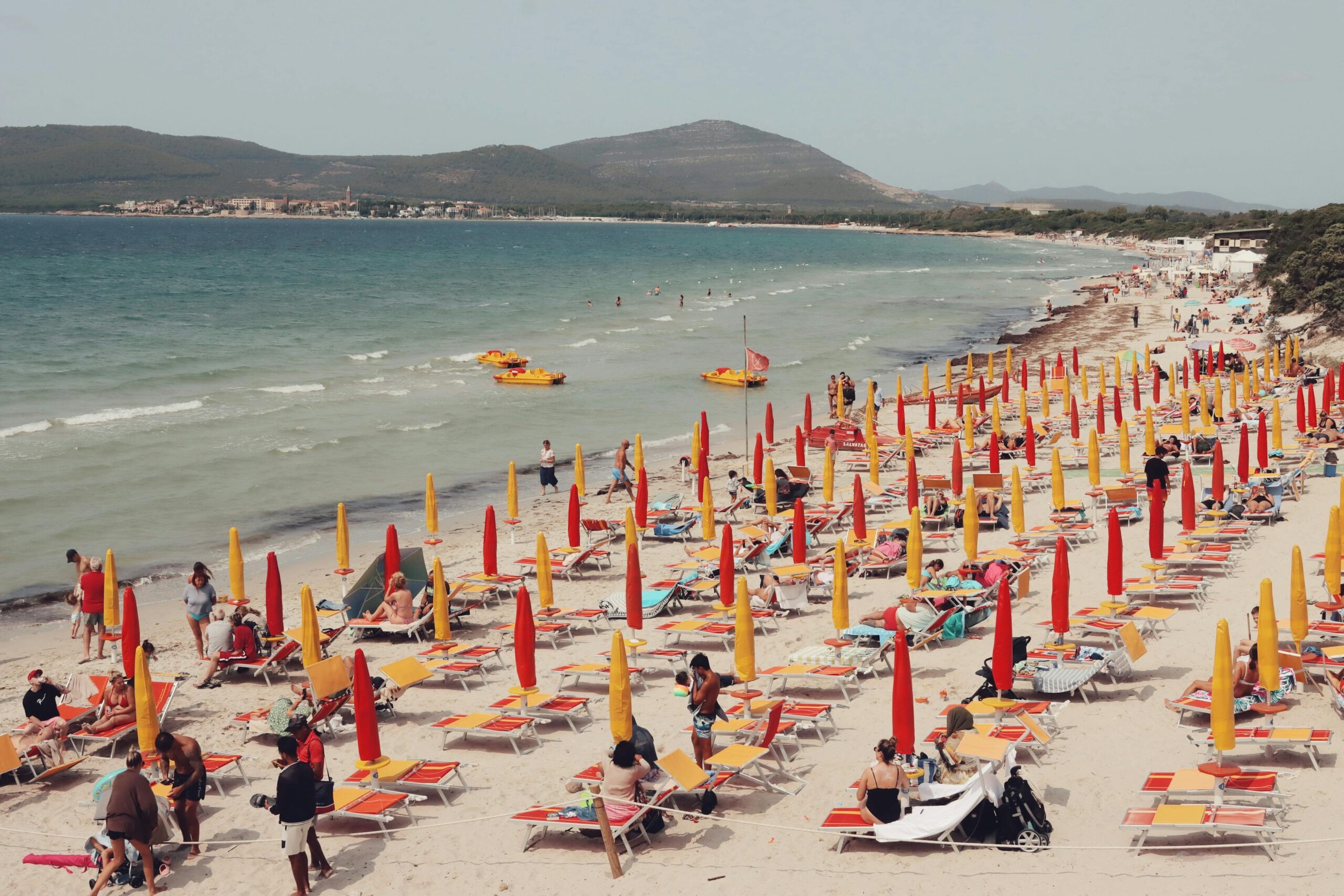 Al momento stai visualizzando Dalle mareggiate ai nuovi PUL: la mappa delle regole 2026 per gli stabilimenti in Sardegna