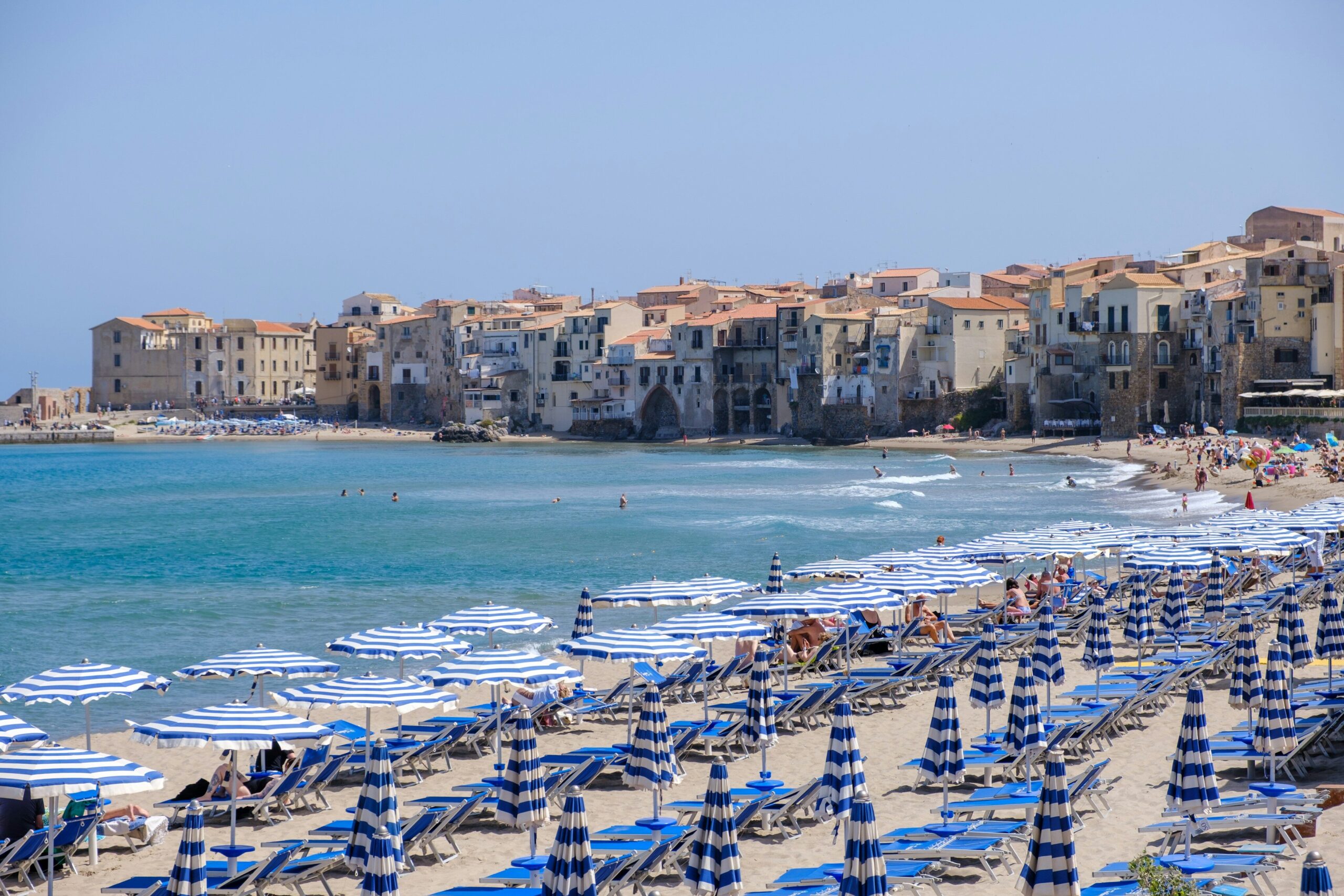 Al momento stai visualizzando Balneari, dalla proroga al blocco: il Senato frena il rinvio al 2030 per Sardegna, Sicilia e Calabria