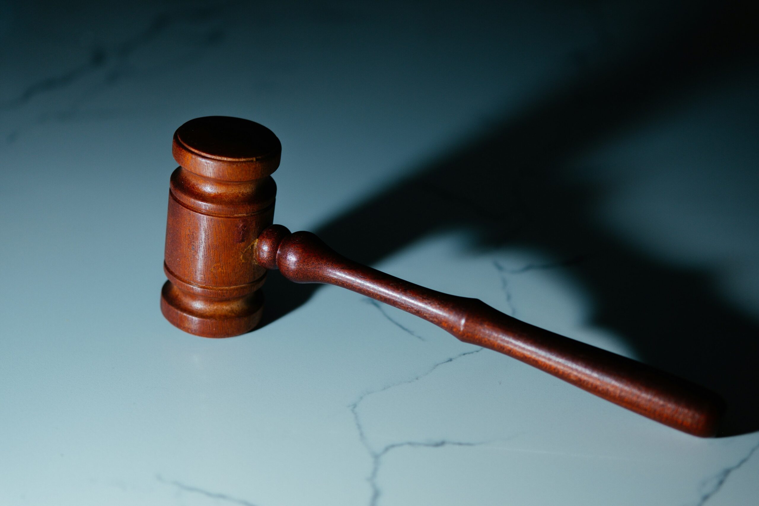 Scopri di più sull'articolo Concessioni balneari, svolta del Consiglio di Stato nel caso Ginosa: proroga tecnica legittima