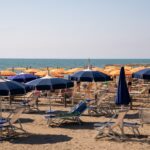 Chiavari, piano del demanio in Consiglio: l’opposizione denuncia il taglio delle spiagge libere attrezzate. In estate il noleggio a 5 euro