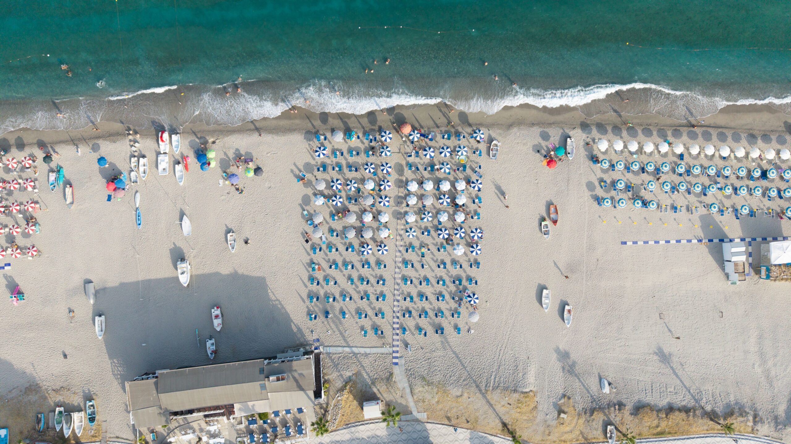 Al momento stai visualizzando Bolkestein, la Calabria vara le linee guida sulla scarsità delle spiagge: soglie, verifiche e proroghe al centro della nuova strategia